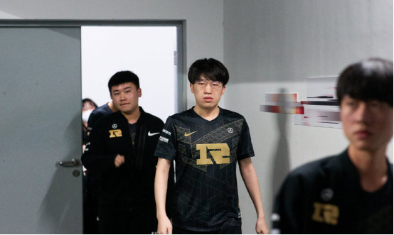 俱乐部则以 俱乐部则以